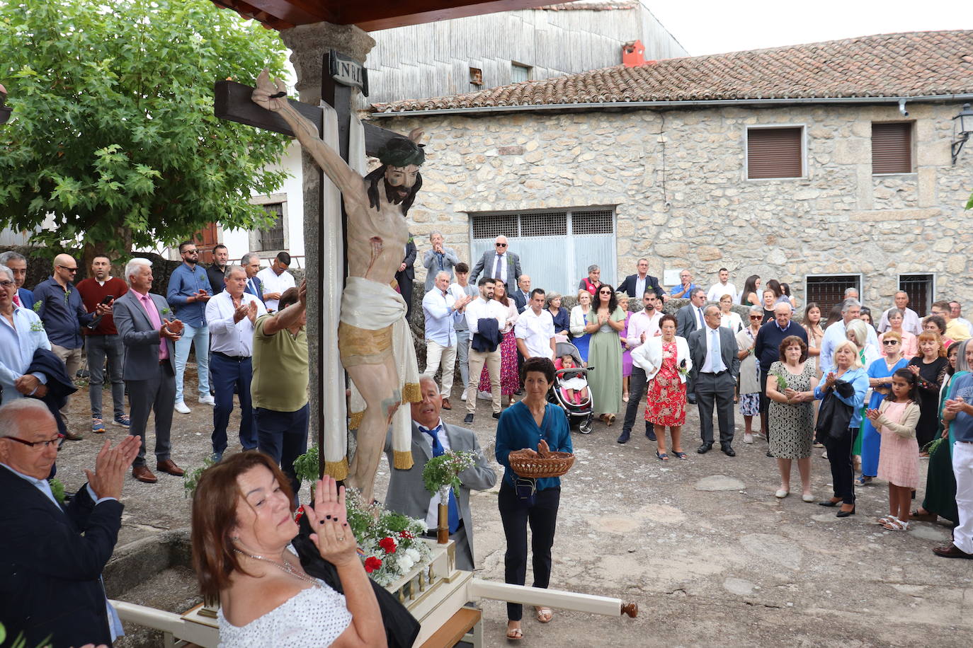 Los fieles de Colmenar de Montemayor no faltan a su cita con el Cristo de la Salud