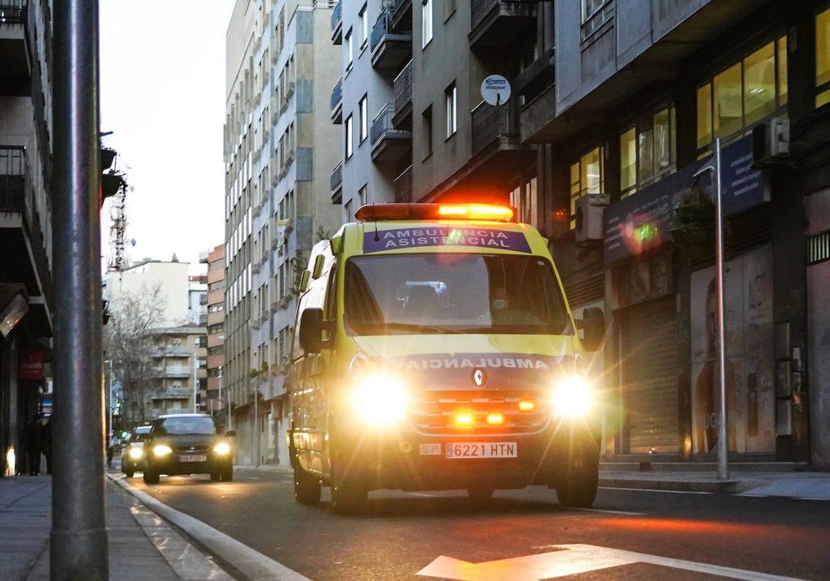 Una ambulancia de Asistencia Sanitaria en servicio de urgencia