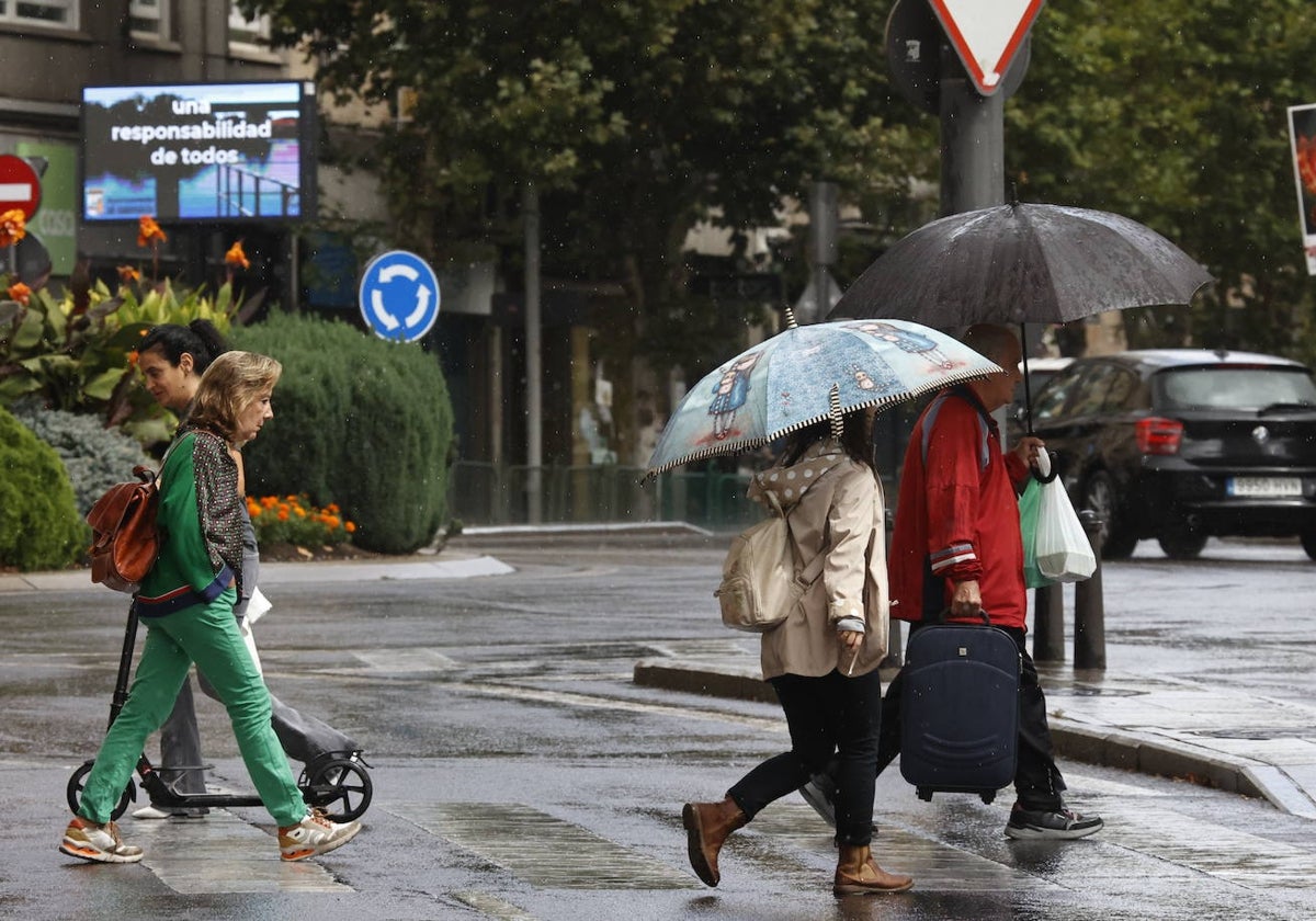 Salamantinos protegiéndose de la lluvia.