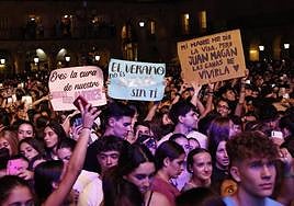 Jóvenes en el concierto de Juan Magán.