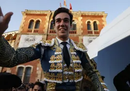 Tomás Rufo saliendo a hombros de La Glorieta.