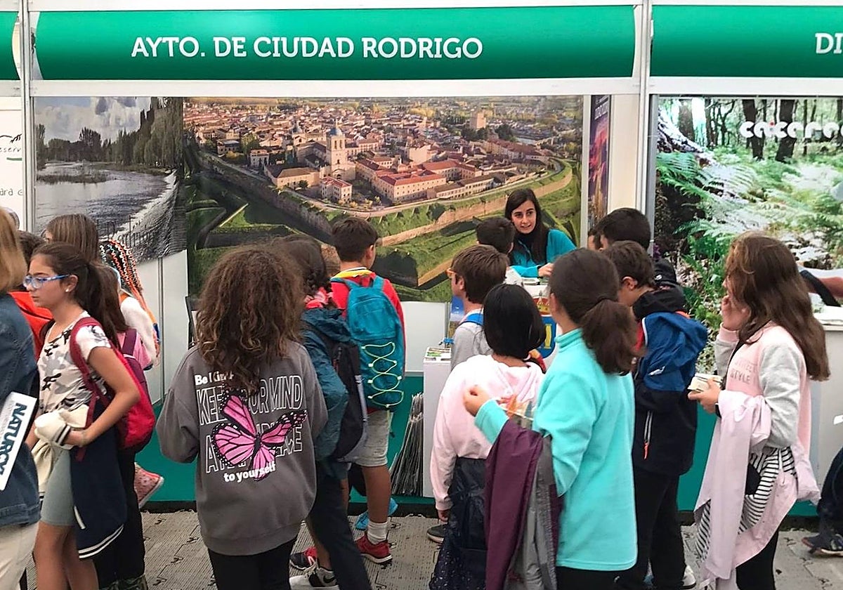 Visitantes en el stand de Ciudad Rodrigo en Naturcyl