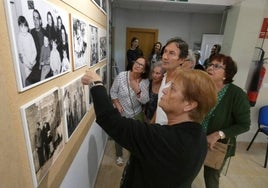 Visitantes en la exposición 'Gentes y tradiciones' de Bóveda del Río Almar