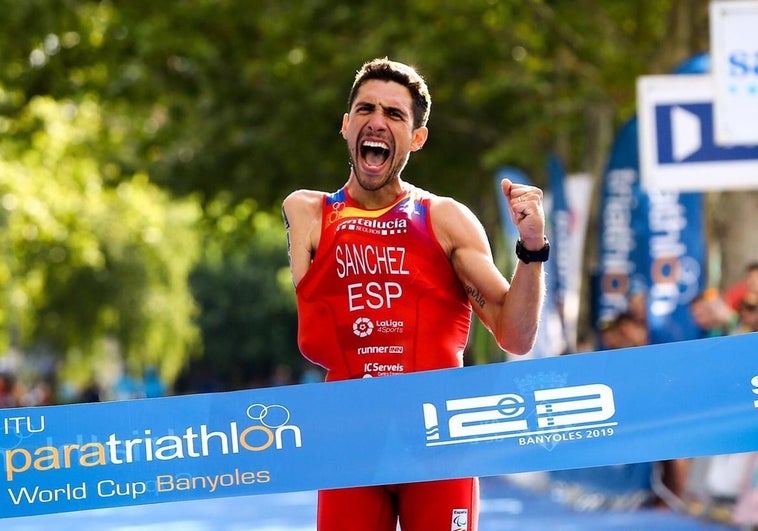 Alejandro Sánchez Palomero, campeón de España de paratriatlón en Águilas