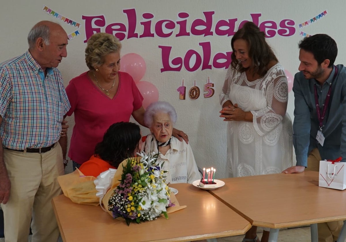 Dolores González ha soplado las velas junto a su familia, personal de la residencia y la concejala de Mayores, Mari Cruz Gacho.