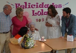 Dolores González ha soplado las velas junto a su familia, personal de la residencia y la concejala de Mayores, Mari Cruz Gacho.