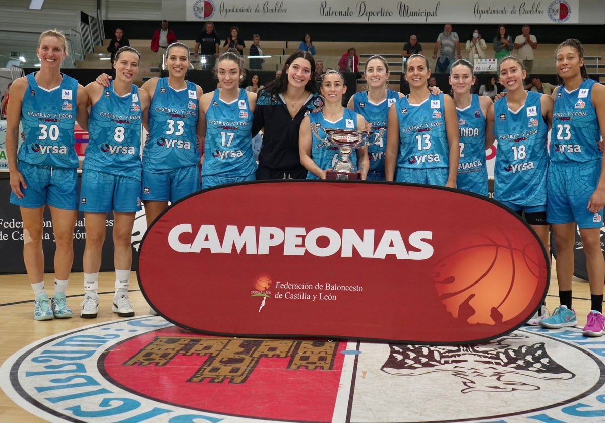 Las jugadoras del equipo salmantino posan con el trofeo de campeonas.