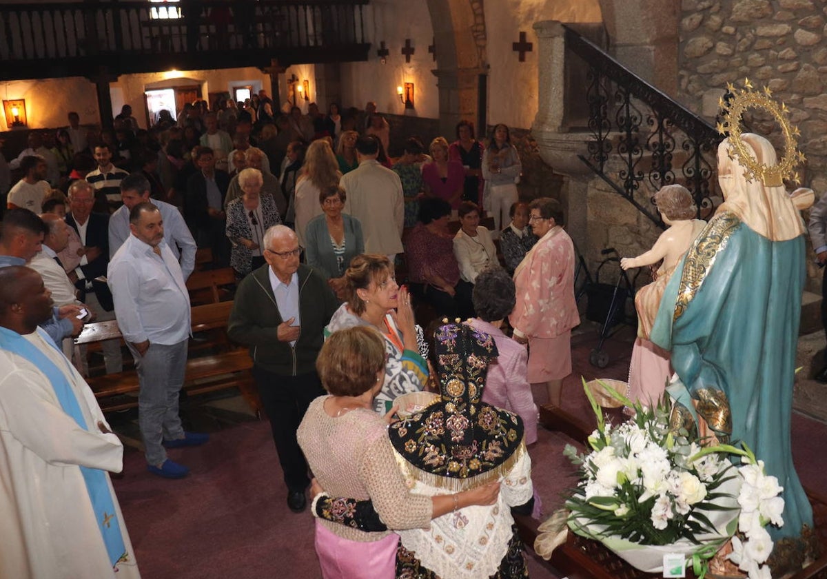 Valdelacasa sigue su fiesta pese a la lluvia