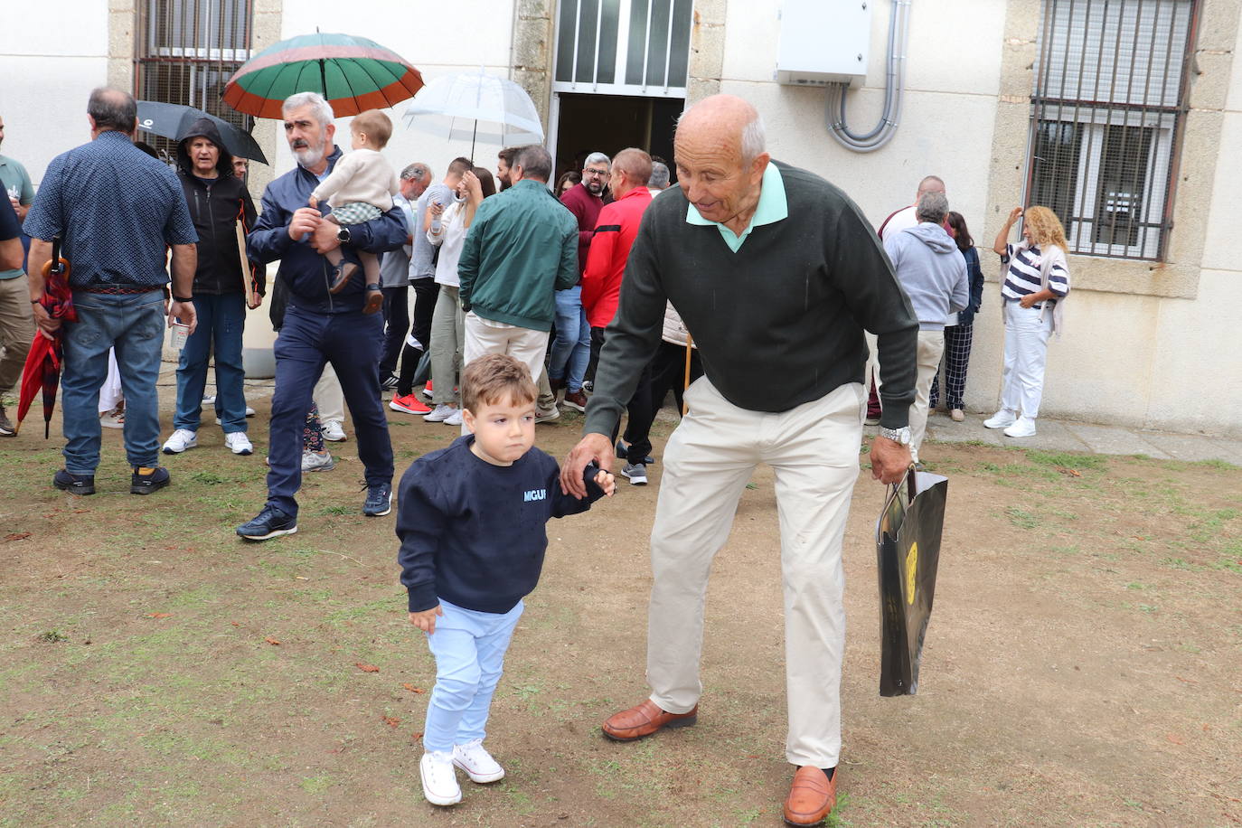 Valdelacasa sigue su fiesta pese a la lluvia