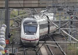 Un tren de pasajeros procedente de Madrid llegando a la estación de Salamanca por la vía electrificada.