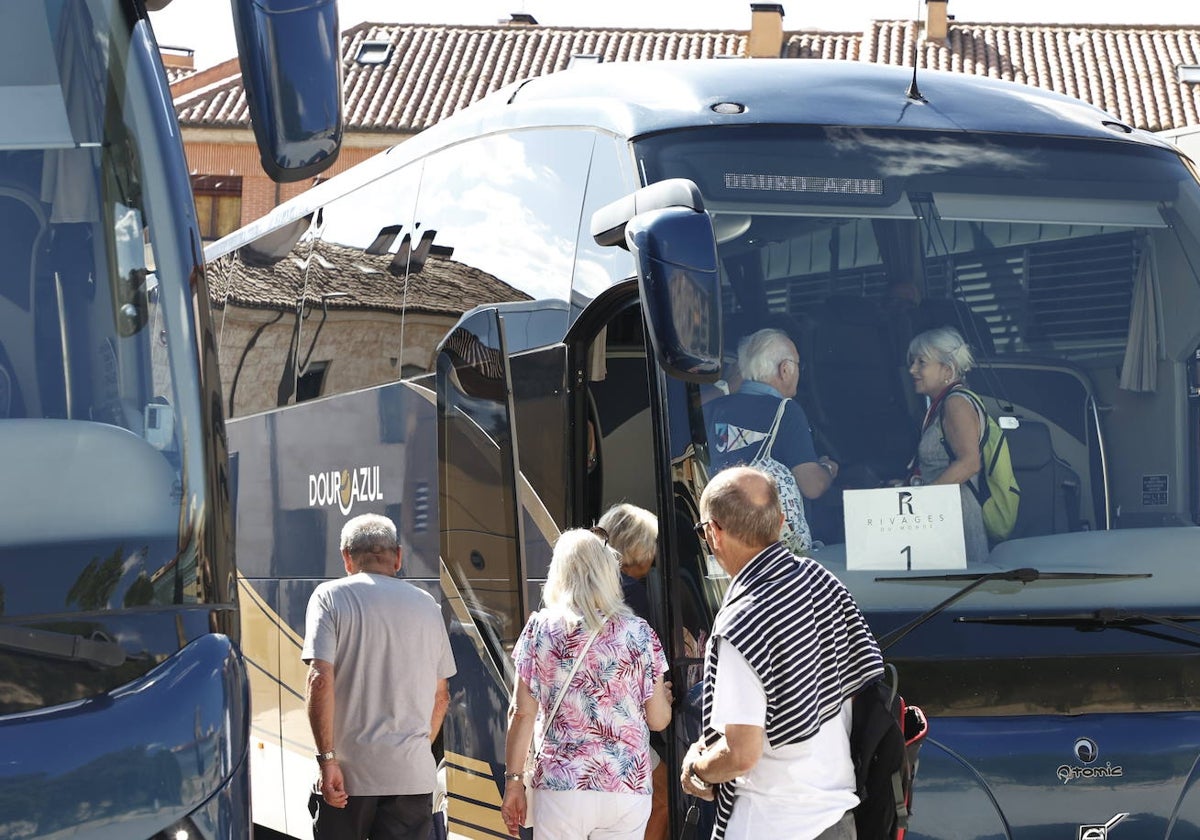 Los autobuses recogen a los viajeros en el Centro de Recepción de Turistas, junto al Museo de Automoción.