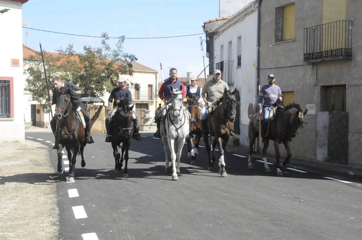 Fulgurante encierro con caballos en Martiago