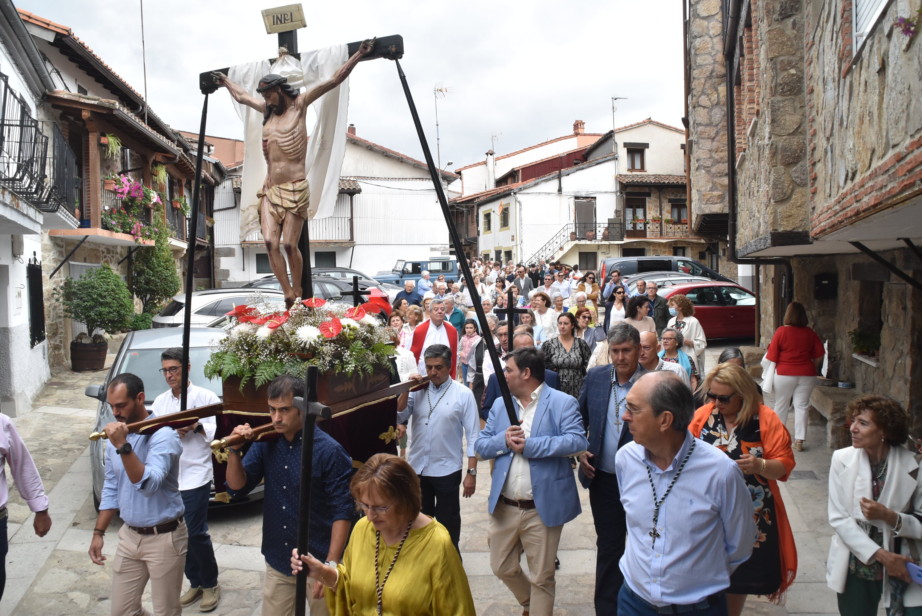 La lluvia acelera la procesión en Peñacaballera