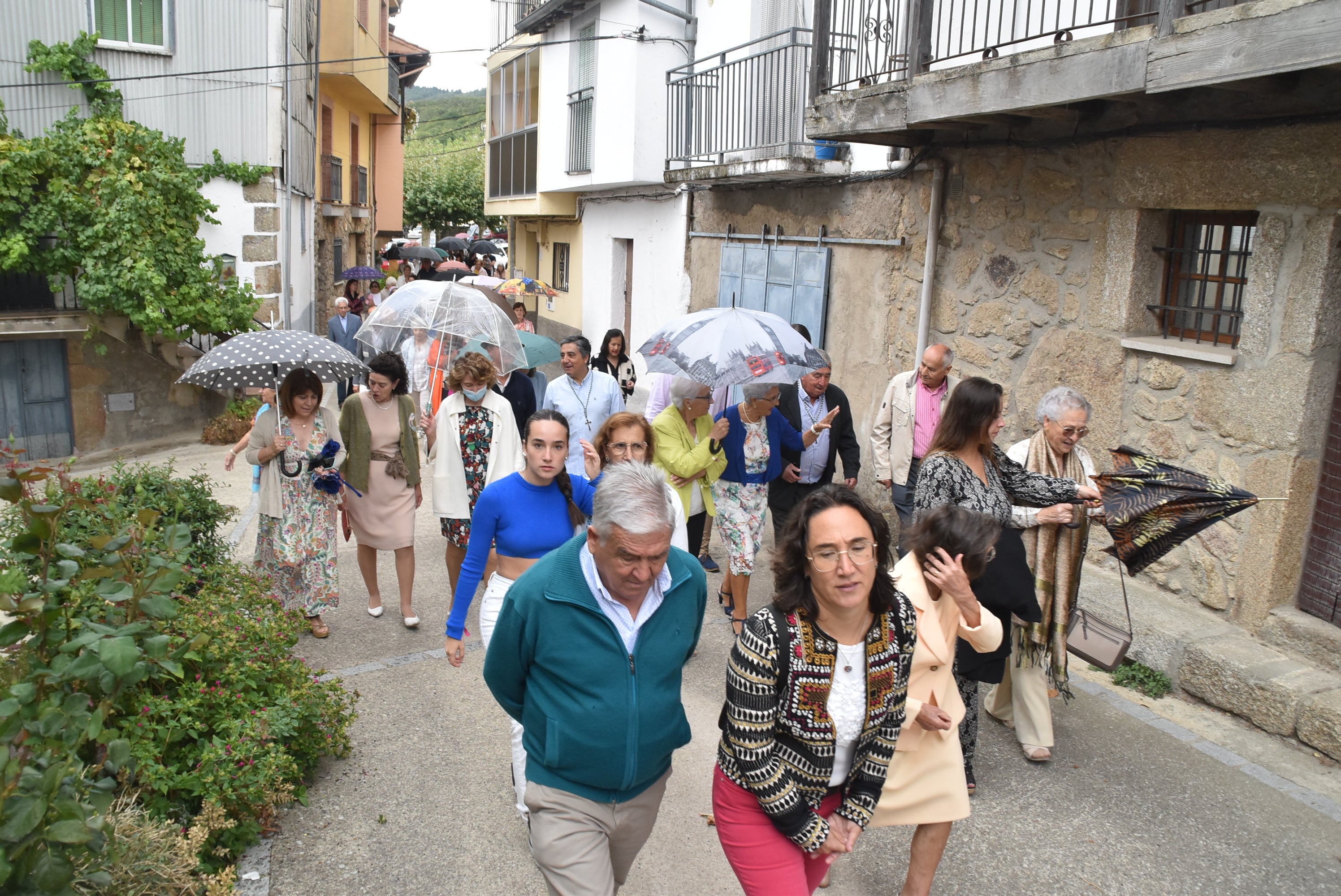 La lluvia acelera la procesión en Peñacaballera