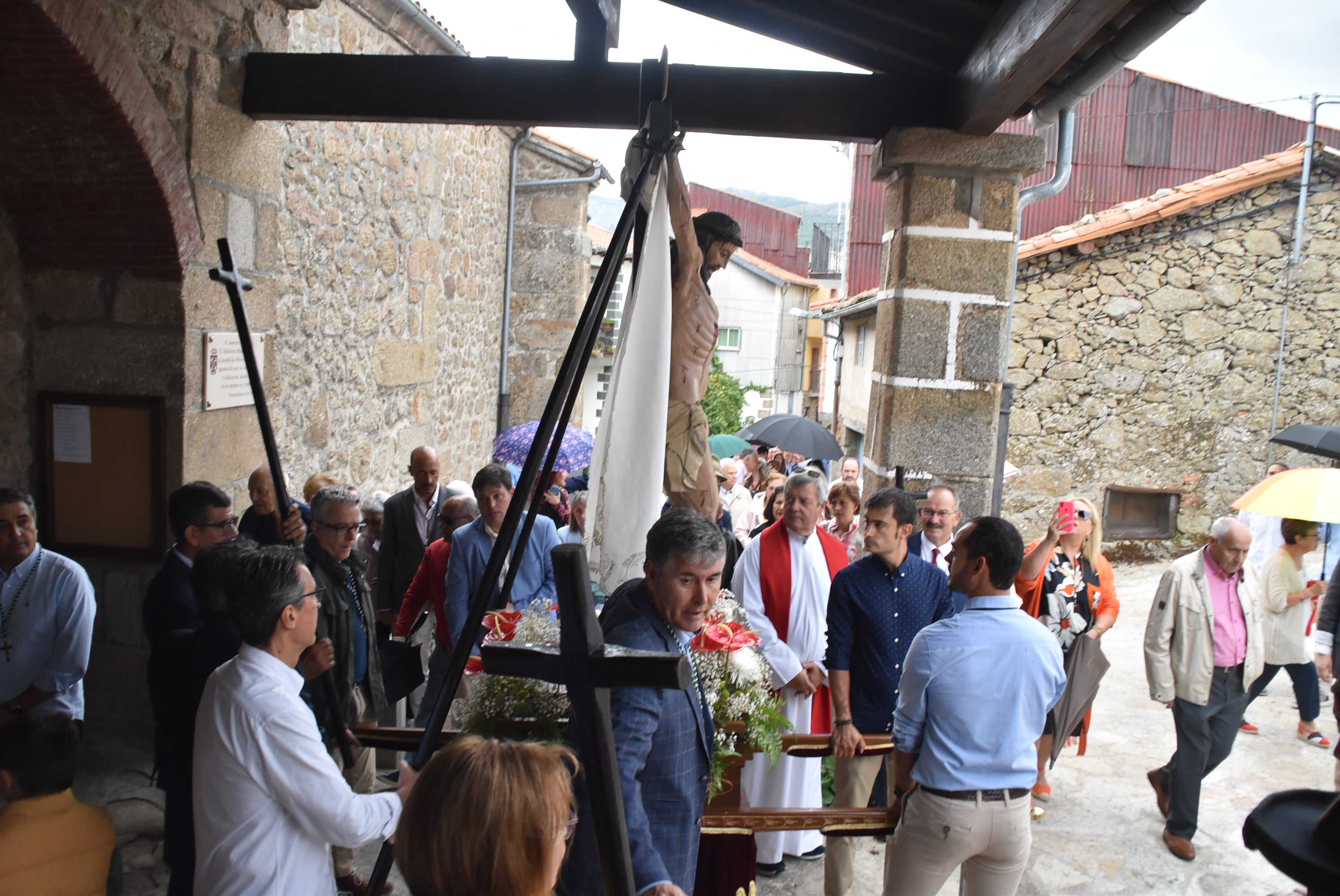 La lluvia acelera la procesión en Peñacaballera