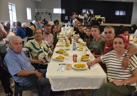 Un grupo de vecinos que optó por comer el arroz en el edificio multiusos