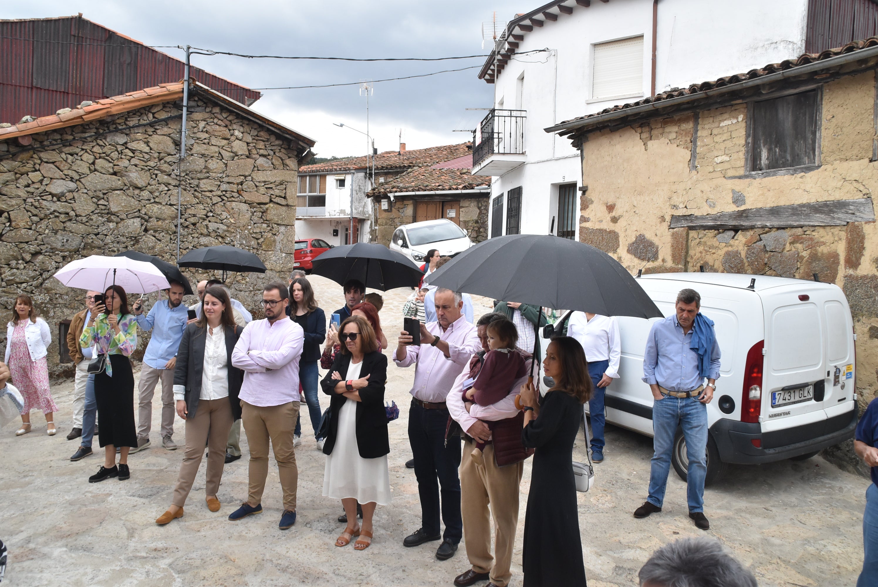 La lluvia acelera la procesión en Peñacaballera