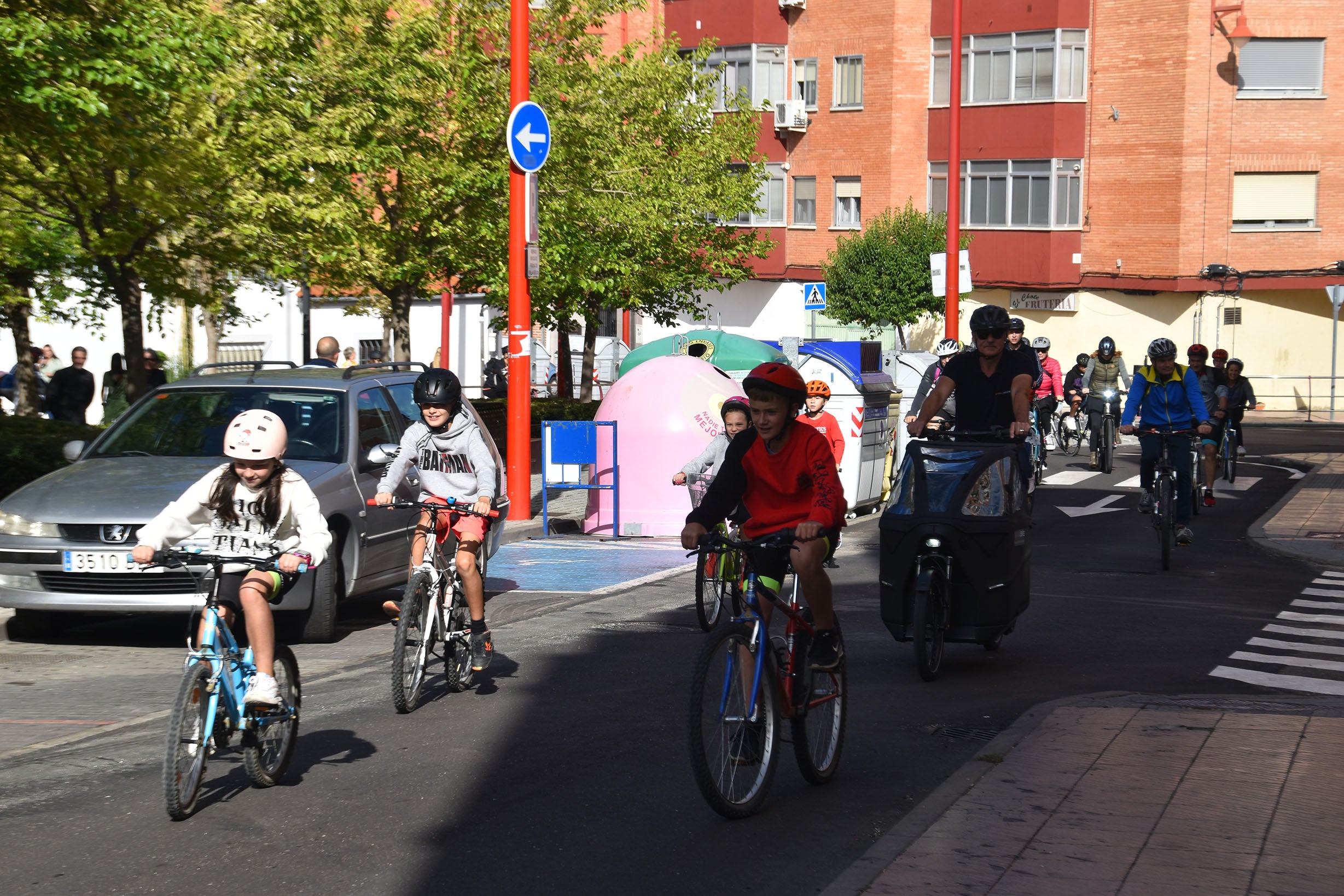 Medio centenar de ciclistas pide paso por las calles de Santa Marta