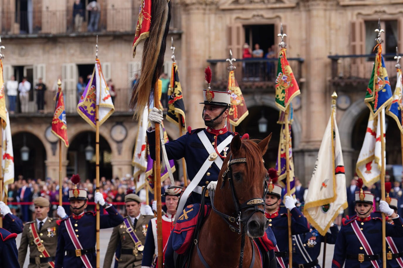 Las mejores imágenes de la jura de bandera en la Plaza Mayor de Salamanca