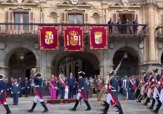 Multitudinaria jura de bandera en la Plaza Mayor con la Guardia Real
