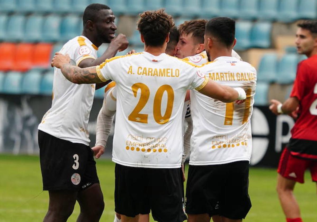 Los jugadores del Salamanca celebran un gol ante el Mirandés B.