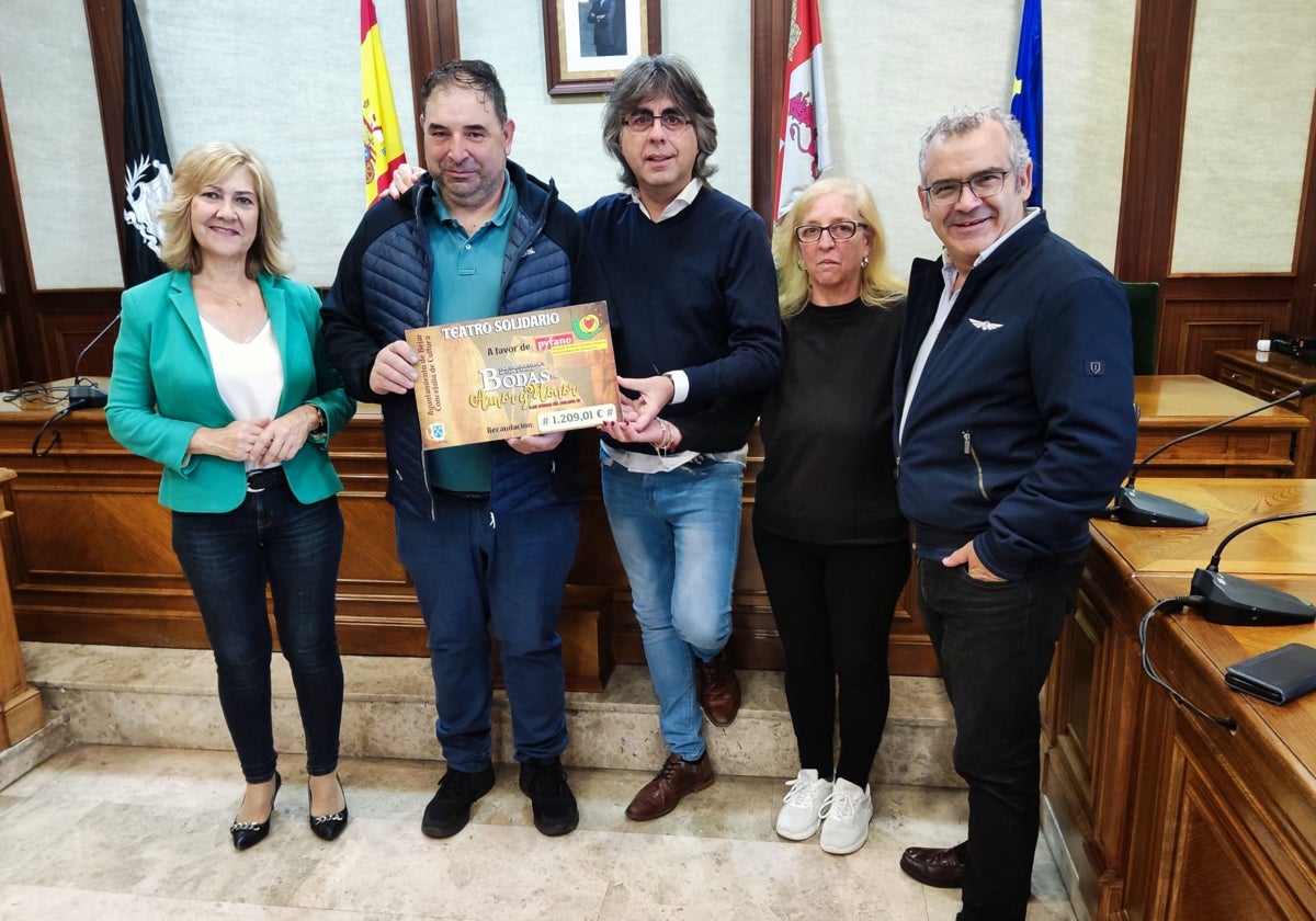 Purificación Pozo, Iñaki Aguado, Luis Francisco Martín, Maite Cascón y Manuel Sánchez, en la entrega del premio.