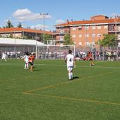 Choque de fútbol base en el campo de Chamberí, la instalación con más inquilinos de Salamanca.