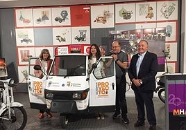 Eva Picado, Miryam Rodríguez, Manuel Muiños y Luis Miguel Mata, en el Museo de Historia de Automoción de Salamanca.