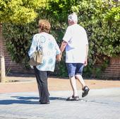 Dos ancianos paseando por la calle