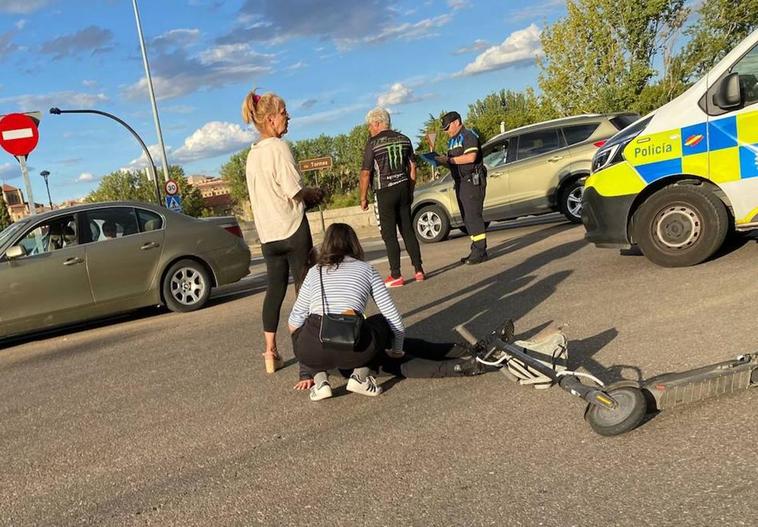Herida la conductora de un patinete al chocar con un coche junto al puente Enrique Estevan