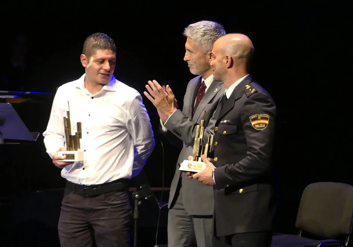 Marlaska con los premiados en la categoría 'Valores Humanos': el oficial de Policía Nacional, Elías Illescas, y el ciudadano Juan David Sepúlveda.