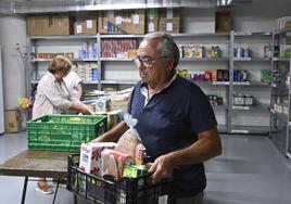 Un voluntario con una caja de alimentos