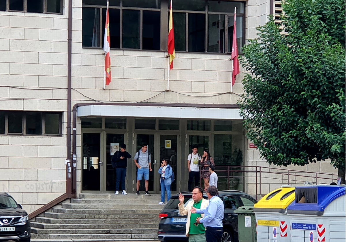 Estudiantes en la puerta principal de la Escuela de Ingenieros de Béjar.