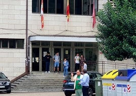 Estudiantes en la puerta principal de la Escuela de Ingenieros de Béjar.