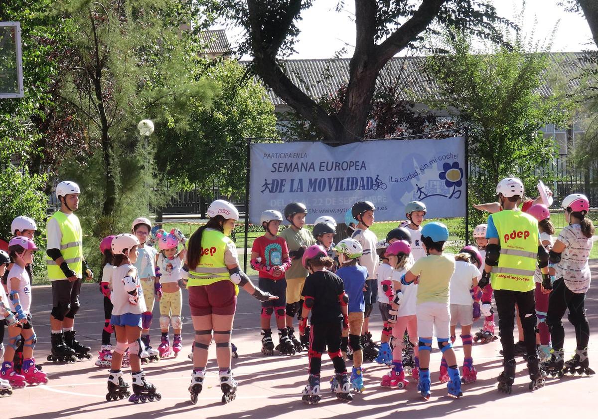 Los pequeños se divierte en el parque de Los Jesuitas ayer durante la actividad «Movilidad en Patines».