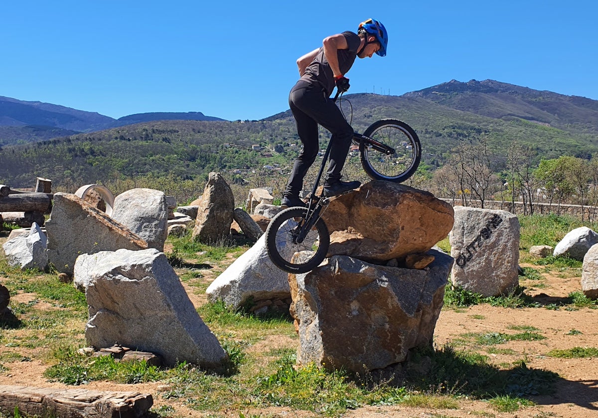 Imagen del ciclista Daniel Heras en el bikepark ubicado en el paraje de La Cerrallana en Béjar.