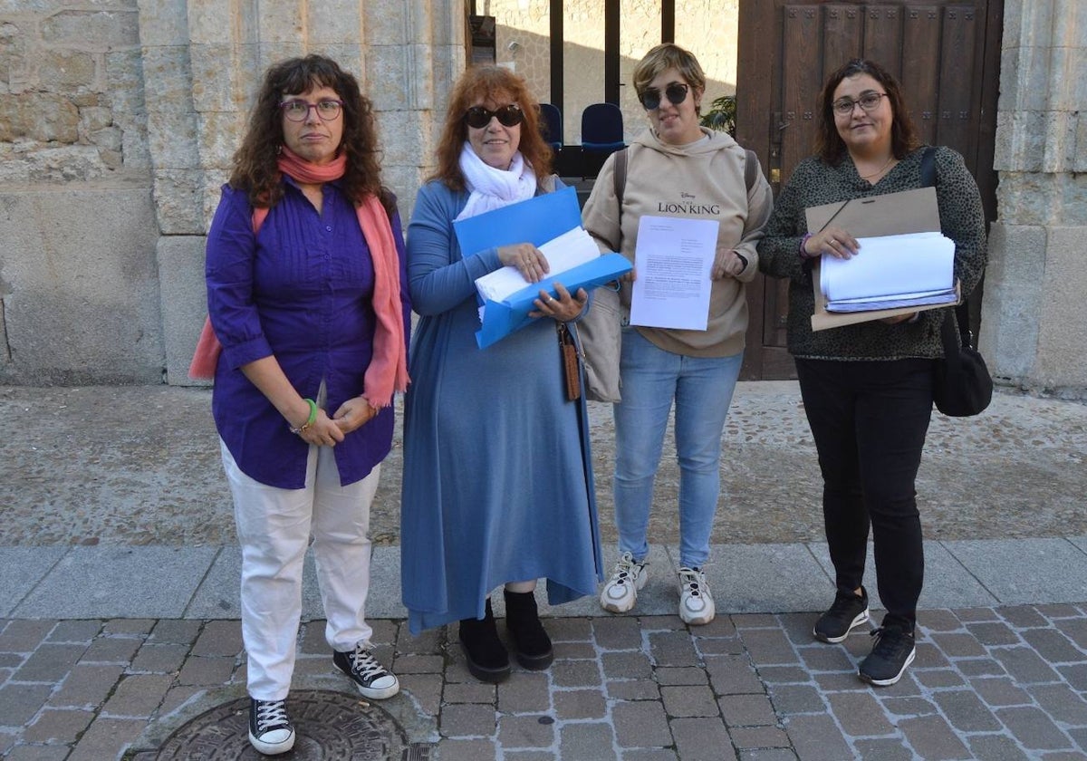 Integrantes del Movimiento Ciudadano «12 de Junio» con las firmas recogidas en apoyo a los bomberos mirobrigenses