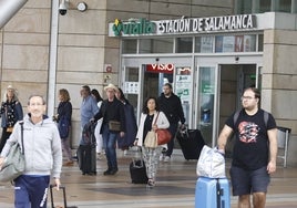 Pasajeros saliendo de la estación de trenes de Salamanca.