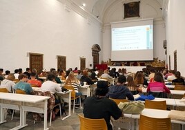 Un aula llena de estudiantes en la Universidad Pontificia de Salamanca.