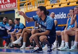 Pepe Vázquez da indicaciones a sus jugadoras en el único partido de la pretemporada en Wüzburg