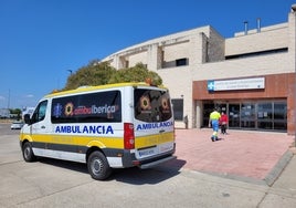 Una ambulancia en el centro de salud de Ciudad Rodrigo.