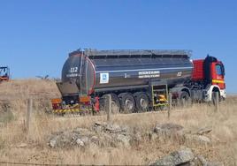Camión cisterna que suministra agua a pueblos con problemas