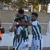 Piña de los jugadores del Guijuelo en uno de los goles