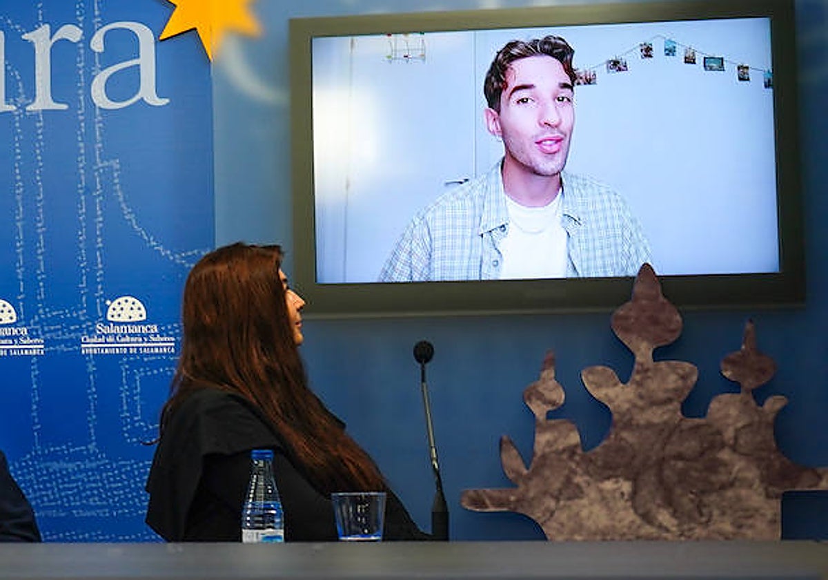 Nel Rodríguez, en pantalla, ganador del Concurso de Bandas.