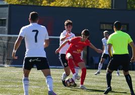 Lance del juego en el encuentro entre el Santa Marta y Burgos Promesas