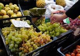 Uvas en uno de los puestos del mercado.