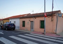 Un vehículo de la Policía Nacional en la calle Miguel Ángel, en Chamberí.