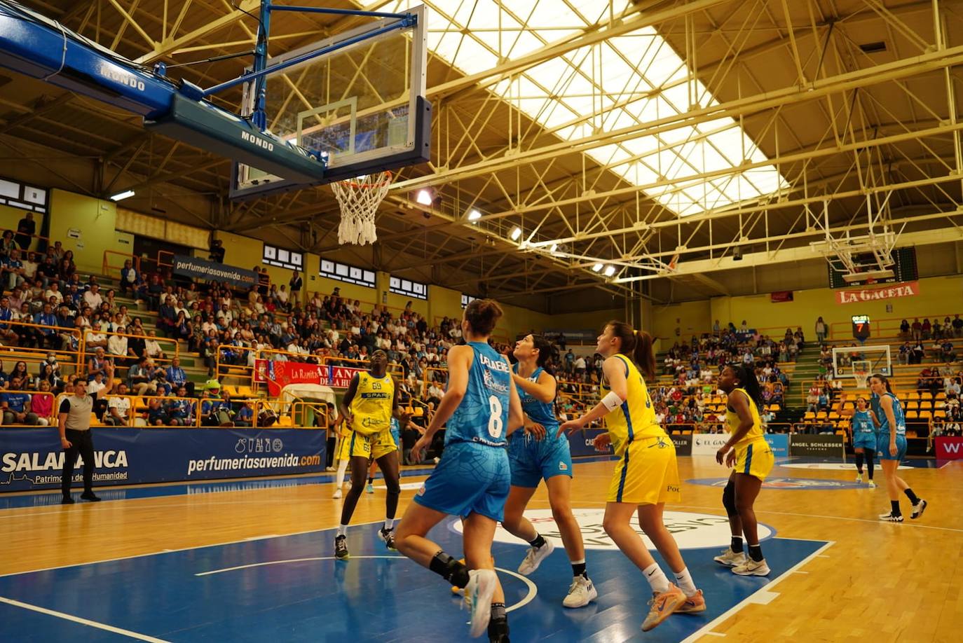 Las mejores imágenes de la victoria del Avenida en el debut liguero