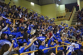 La afición del Perfumerías Avenida ondeando sus bufandas durante el choque de presentación en Würzburg.