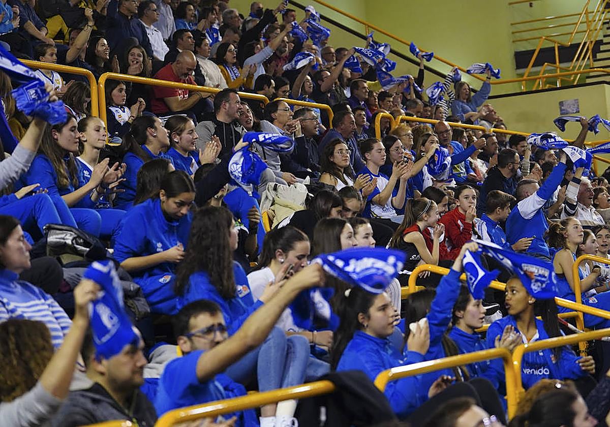 La afición del Perfumerías Avenida ondeando sus bufandas durante el choque de presentación en Würzburg.